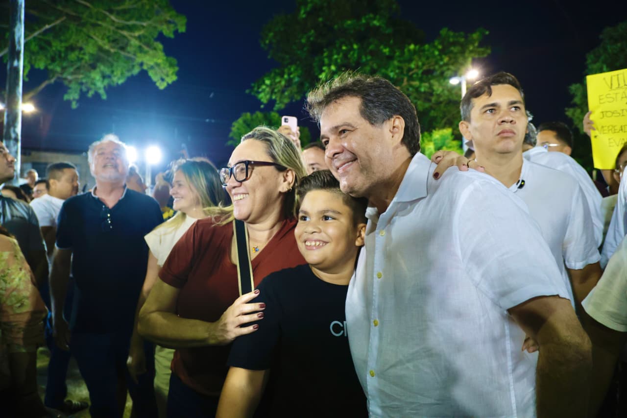 prefeito posa para a foto ao lado de uma senhora na praça da Coelce